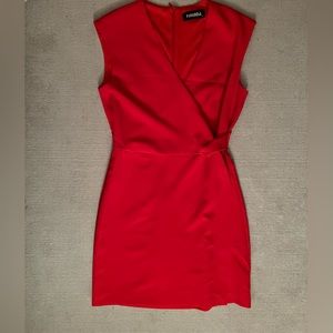Red mini dress with details in the waist
